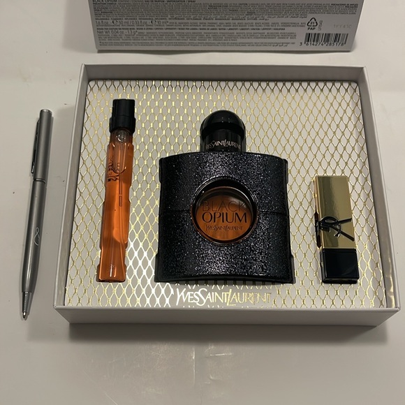 Yves Saint Laurent
Black Opium Eau de Parfum Holiday Gift Set ๐Brand New ๐๐ค - Picture 3 of 5